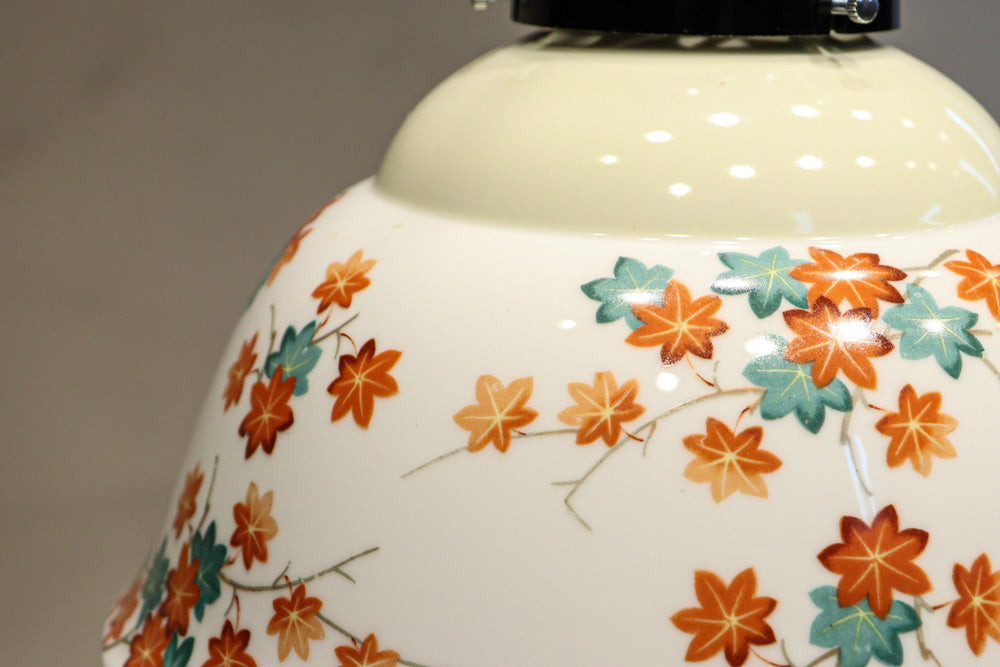 可愛らしい紅葉の絵柄が映えるノリタケの電笠　DC8147