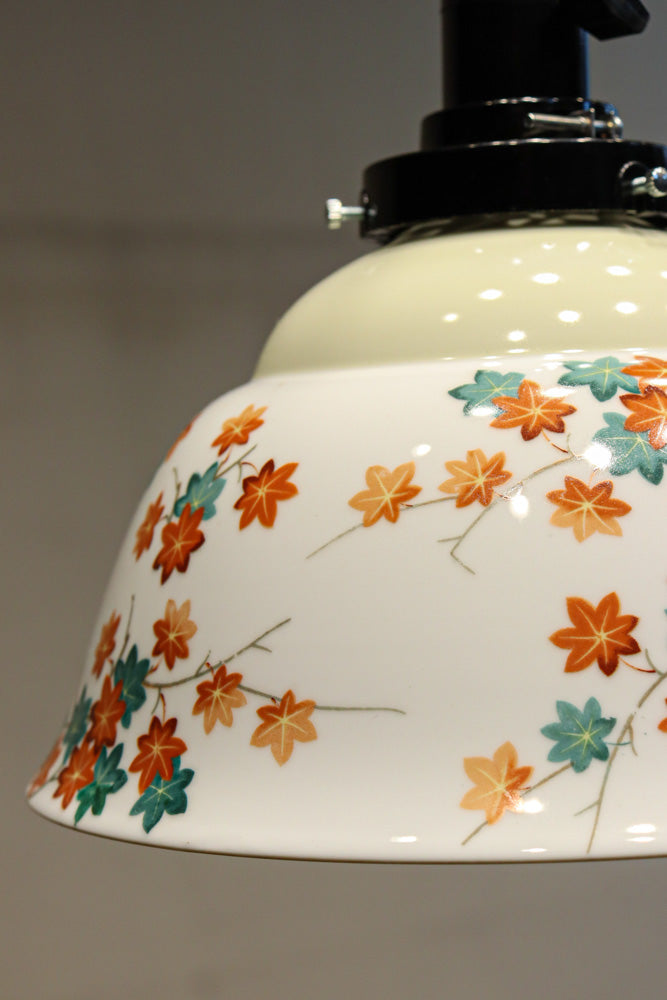 可愛らしい紅葉の絵柄が映えるノリタケの電笠　DC8147