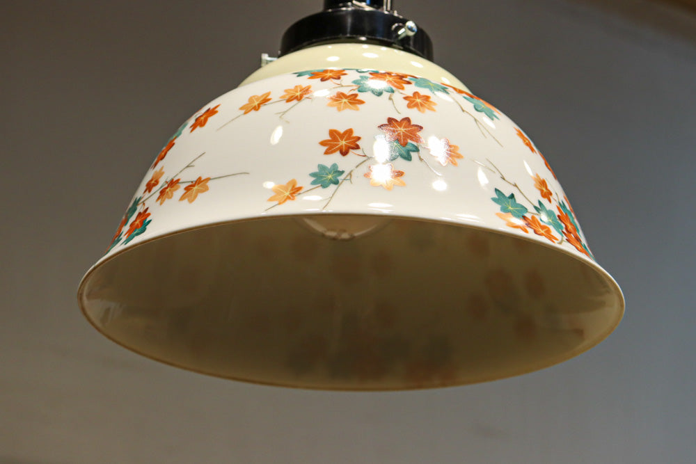 可愛らしい紅葉の絵柄が映えるノリタケの電笠　DC8147