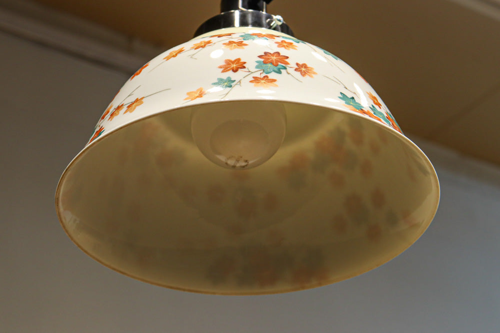 可愛らしい紅葉の絵柄が映えるノリタケの電笠　DC8147