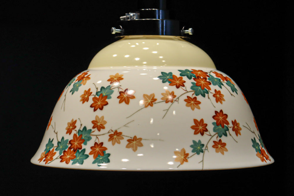 可愛らしい紅葉の絵柄が映えるノリタケの電笠　DC8147