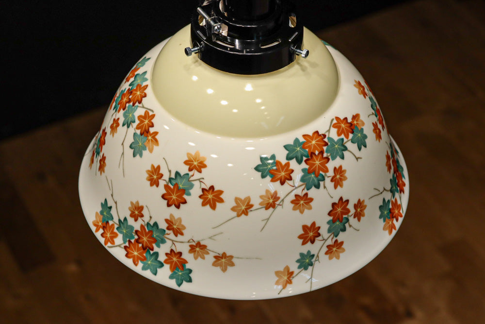 可愛らしい紅葉の絵柄が映えるノリタケの電笠　DC8147