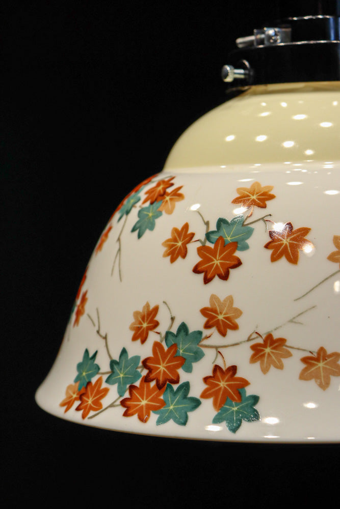 可愛らしい紅葉の絵柄が映えるノリタケの電笠　DC8147