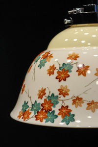 可愛らしい紅葉の絵柄が映えるノリタケの電笠　DC8147