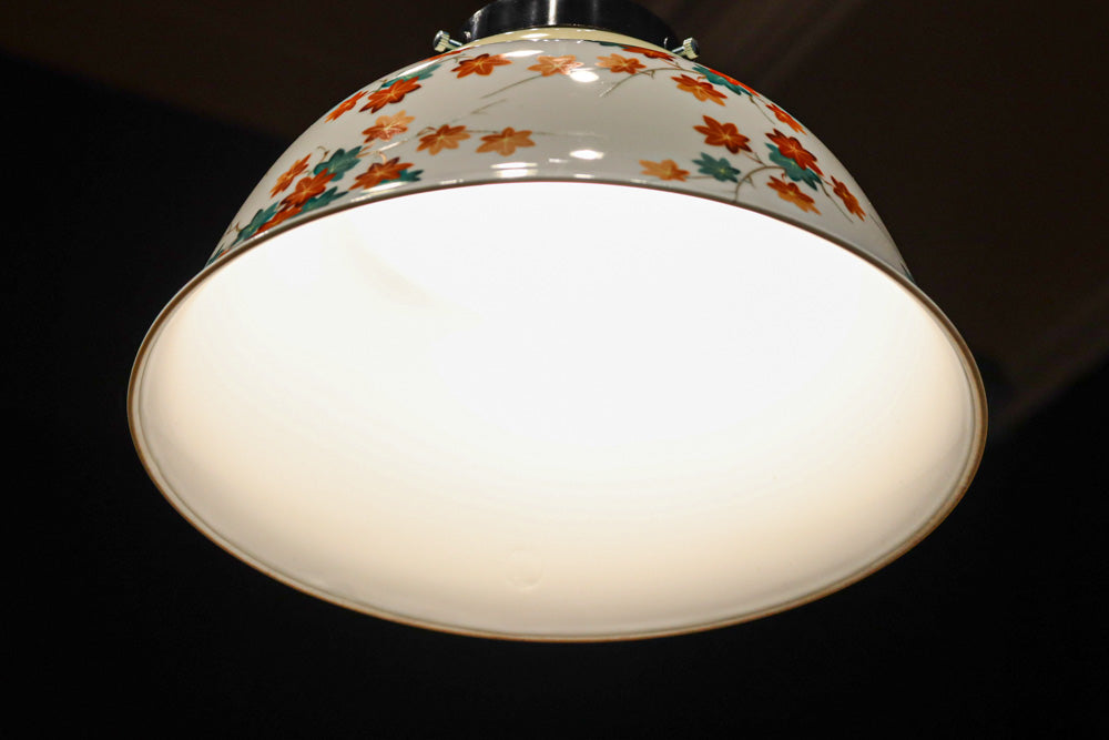 可愛らしい紅葉の絵柄が映えるノリタケの電笠　DC8147