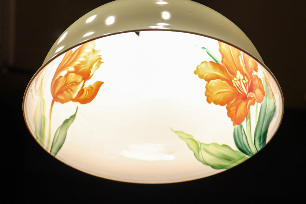 内面に花柄模様が描かれたノリタケの電笠　DC8148