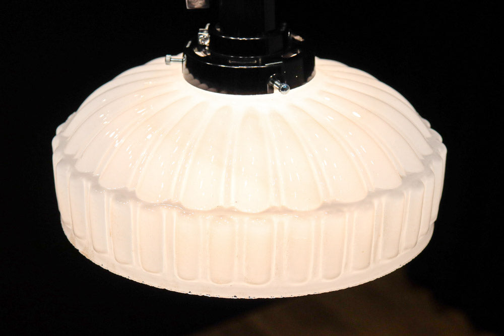 プレス模様でお洒落な雰囲気あるプレスガラス電笠　DC8150