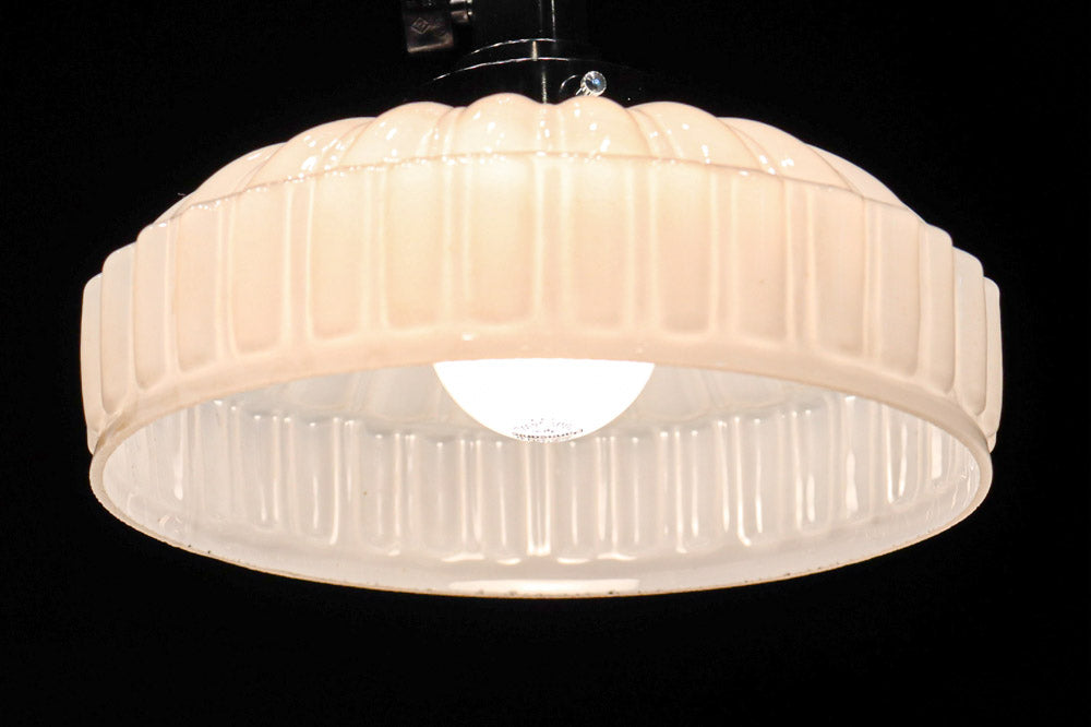 プレス模様でお洒落な雰囲気あるプレスガラス電笠　DC8150