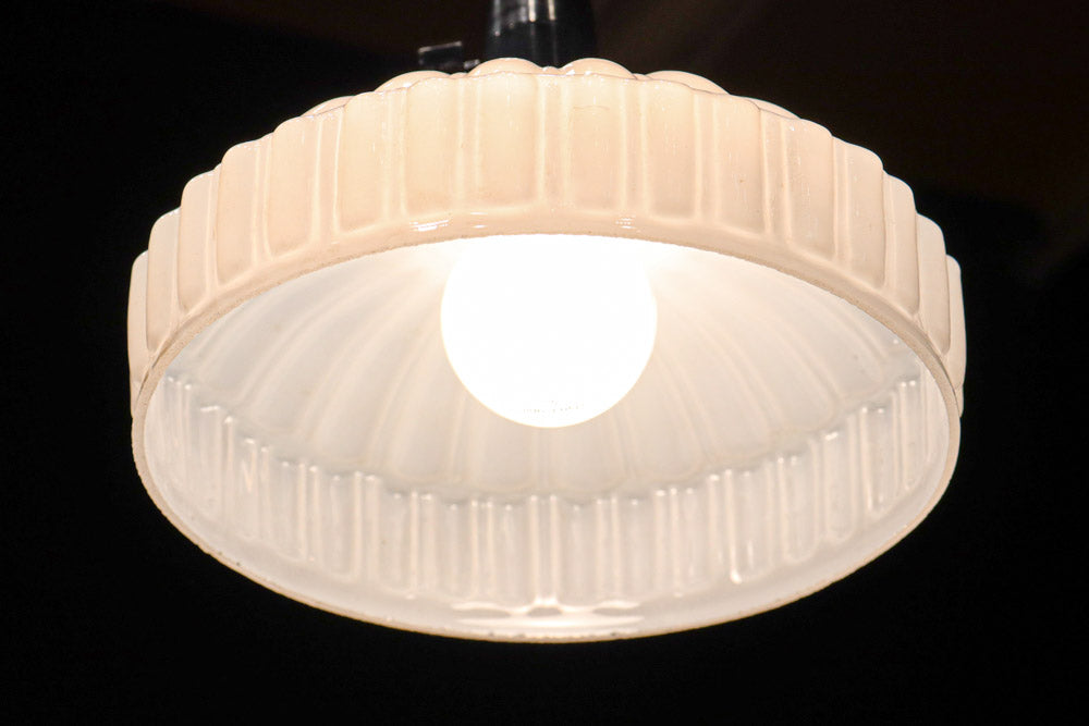 プレス模様でお洒落な雰囲気あるプレスガラス電笠　DC8150