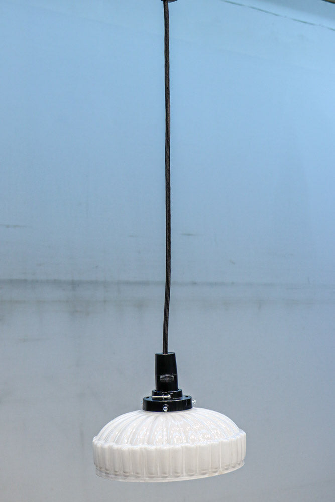 プレス模様でお洒落な雰囲気あるプレスガラス電笠　DC8150