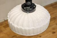 プレス模様でお洒落な雰囲気あるプレスガラス電笠　DC8150