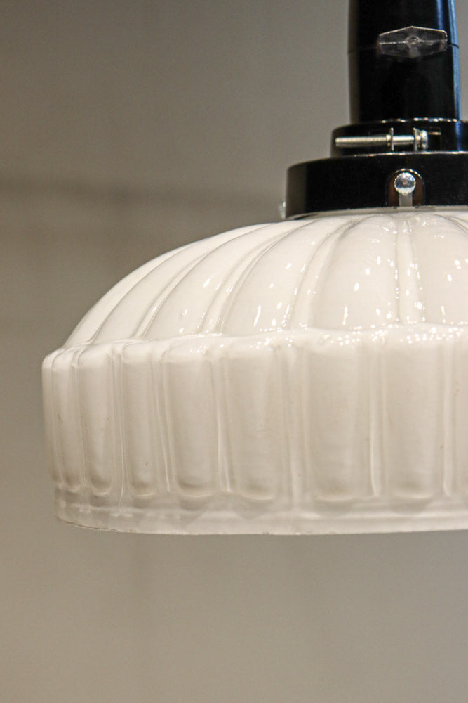 プレス模様でお洒落な雰囲気あるプレスガラス電笠　DC8150