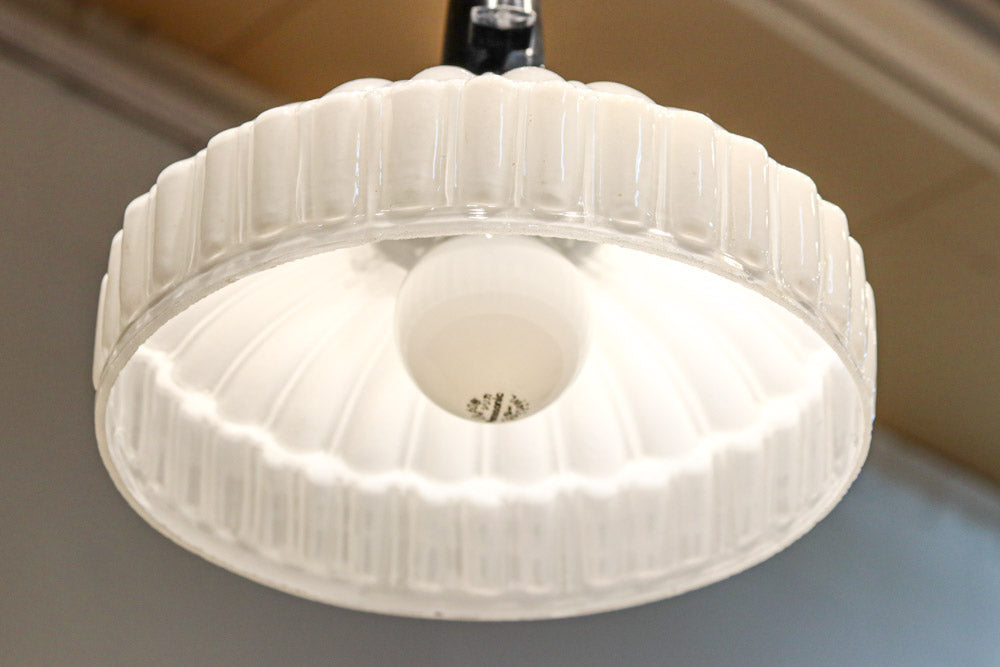 プレス模様でお洒落な雰囲気あるプレスガラス電笠　DC8150