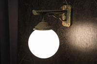 乳白色でシンプルさが際立つ球型ブラケット　DC8156