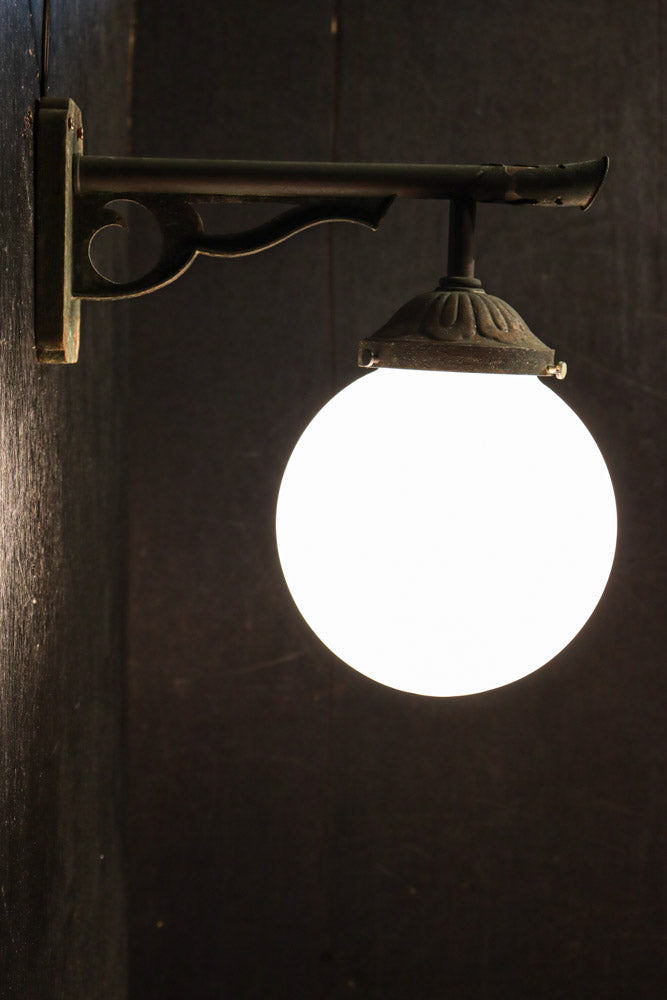 乳白色でシンプルさが際立つ球型ブラケット　DC8156