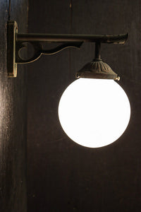 乳白色でシンプルさが際立つ球型ブラケット　DC8156