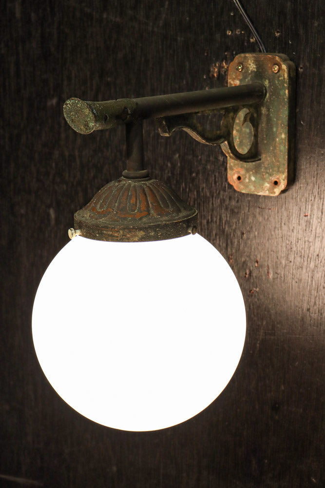 乳白色でシンプルさが際立つ球型ブラケット　DC8156