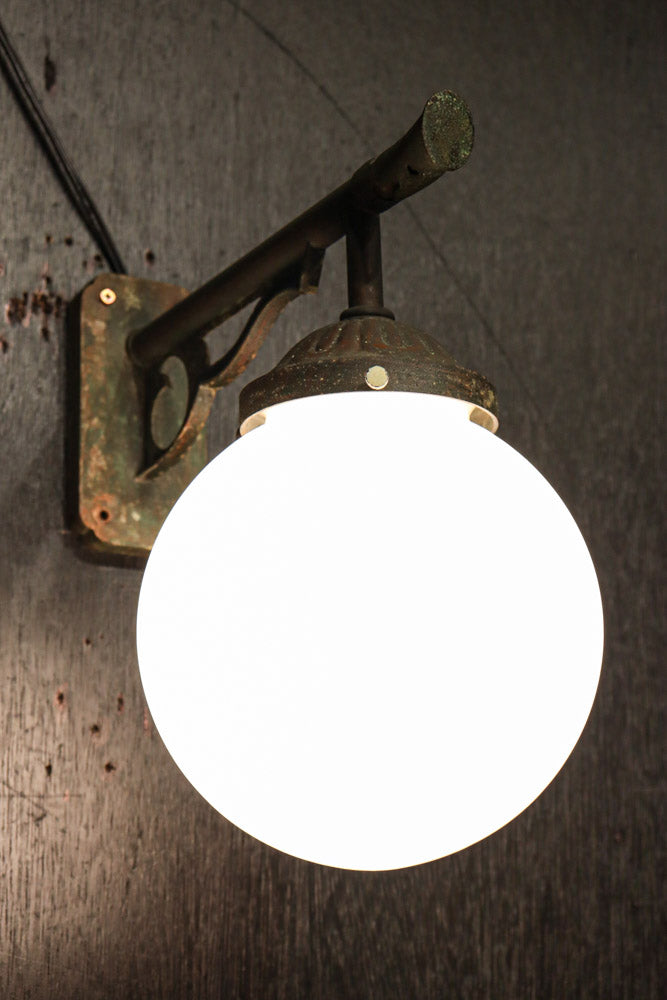 乳白色でシンプルさが際立つ球型ブラケット　DC8156