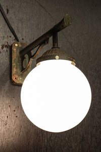 乳白色でシンプルさが際立つ球型ブラケット　DC8156