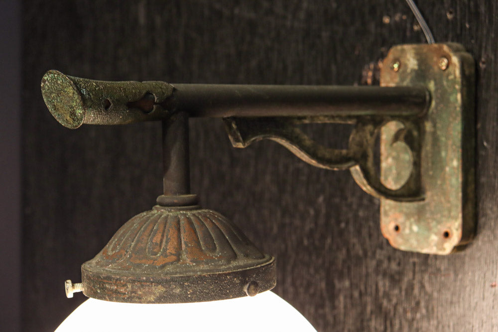 乳白色でシンプルさが際立つ球型ブラケット　DC8156