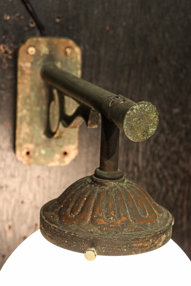 乳白色でシンプルさが際立つ球型ブラケット　DC8156