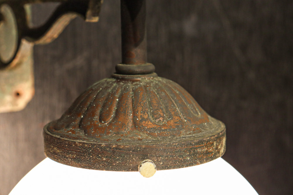 乳白色でシンプルさが際立つ球型ブラケット　DC8156