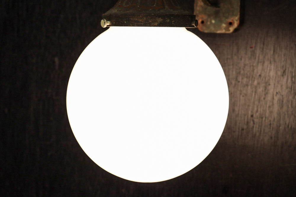 乳白色でシンプルさが際立つ球型ブラケット　DC8156