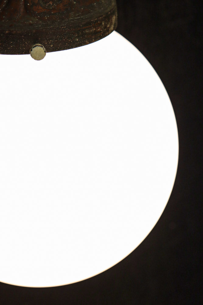 乳白色でシンプルさが際立つ球型ブラケット　DC8156