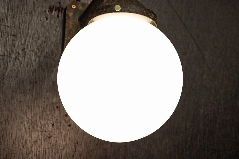 乳白色でシンプルさが際立つ球型ブラケット　DC8156