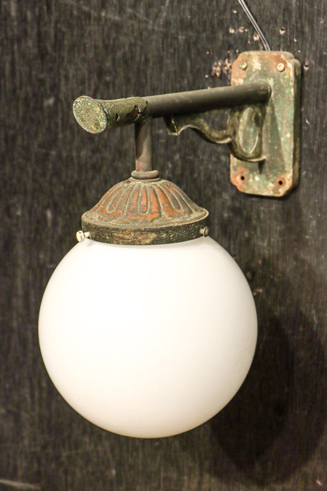 乳白色でシンプルさが際立つ球型ブラケット　DC8156