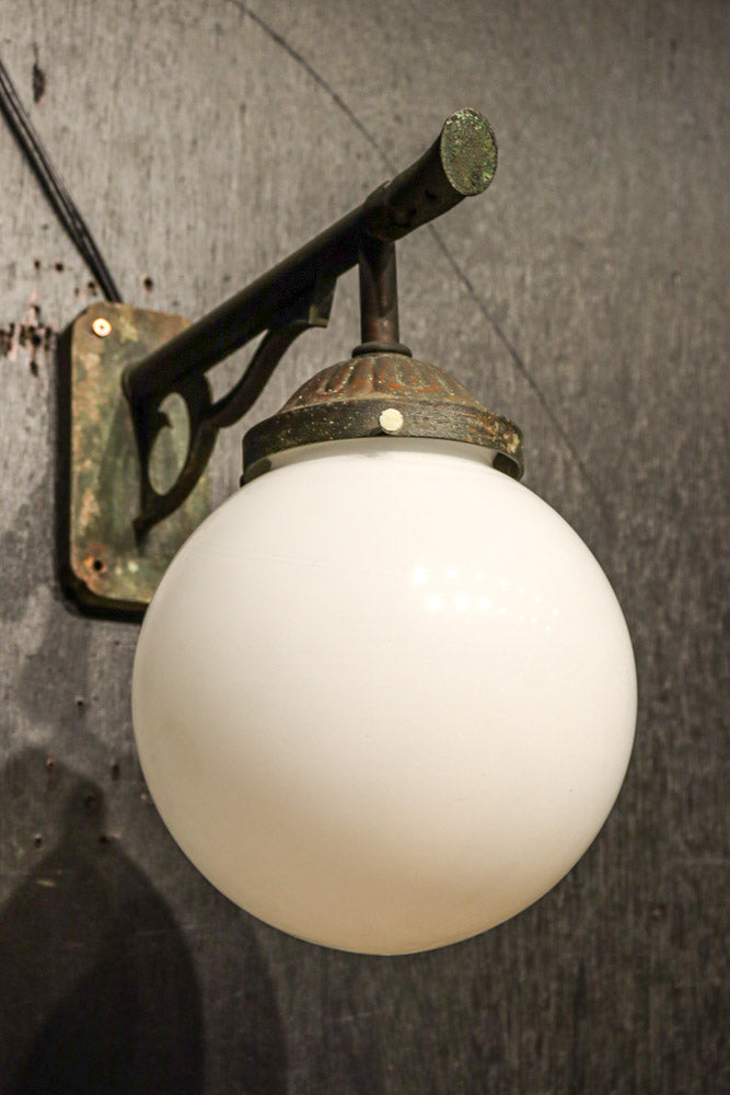 乳白色でシンプルさが際立つ球型ブラケット　DC8156