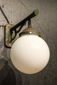 乳白色でシンプルさが際立つ球型ブラケット　DC8156