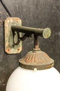 乳白色でシンプルさが際立つ球型ブラケット　DC8156