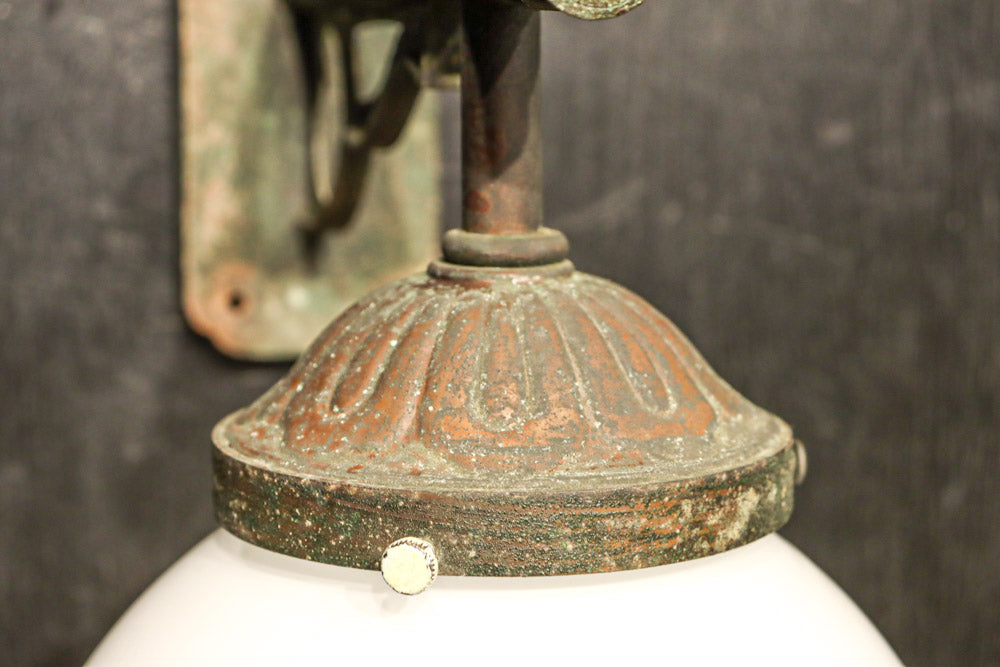 乳白色でシンプルさが際立つ球型ブラケット　DC8156