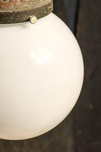 乳白色でシンプルさが際立つ球型ブラケット　DC8156