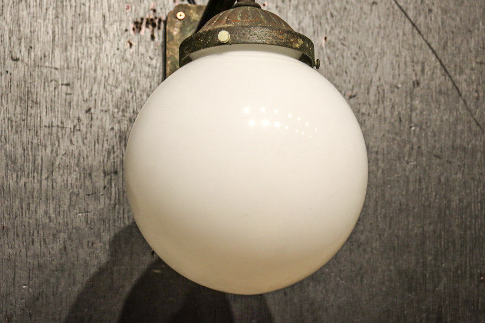 乳白色でシンプルさが際立つ球型ブラケット　DC8156