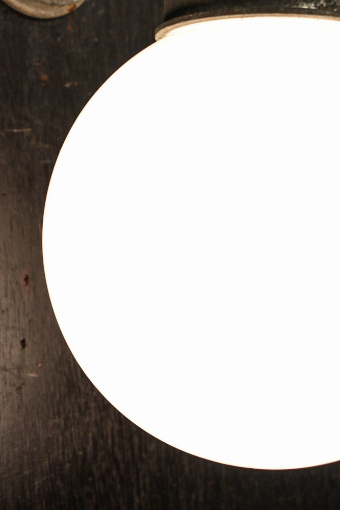 丸いシルエットの笠から優しい明りが漏れるブラケット　DC8157