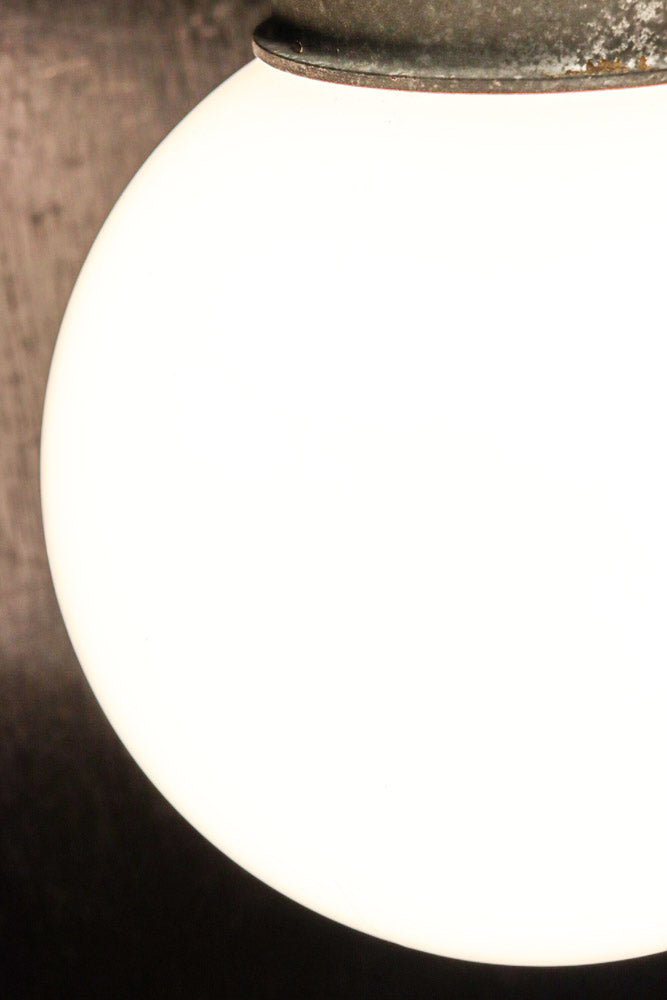 丸いシルエットの笠から優しい明りが漏れるブラケット　DC8157