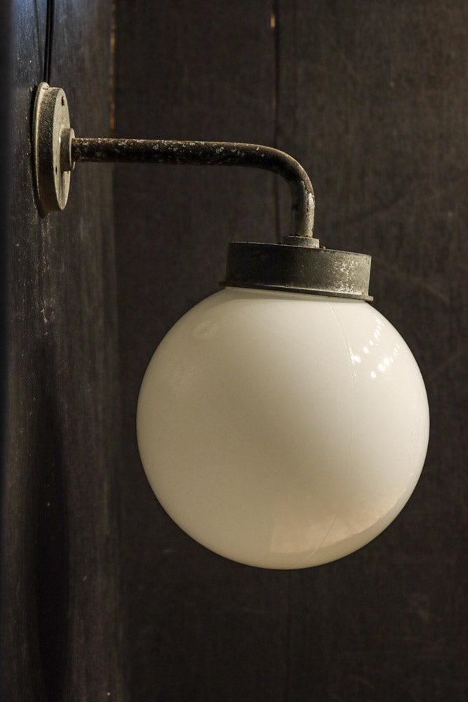 丸いシルエットの笠から優しい明りが漏れるブラケット　DC8157