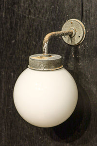 丸いシルエットの笠から優しい明りが漏れるブラケット　DC8157