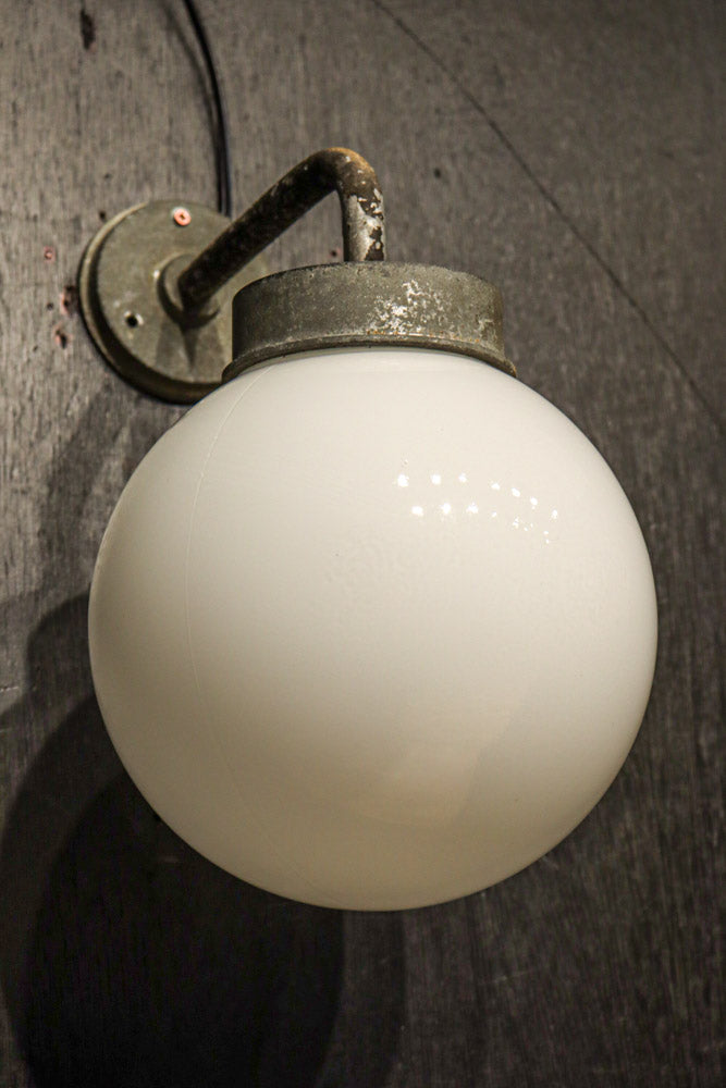 丸いシルエットの笠から優しい明りが漏れるブラケット　DC8157