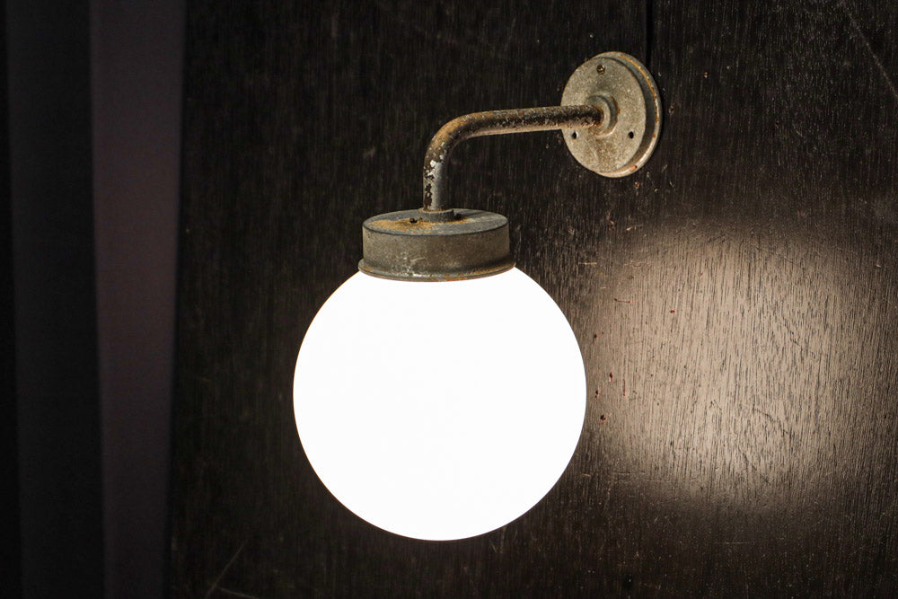 丸いシルエットの笠から優しい明りが漏れるブラケット　DC8157