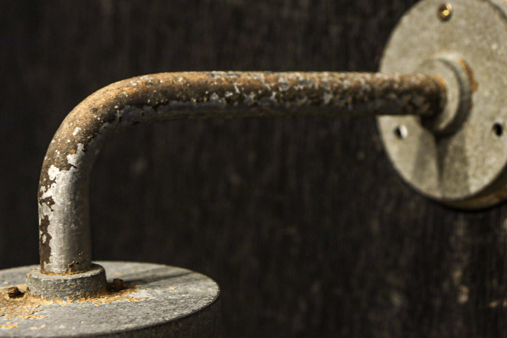 丸いシルエットの笠から優しい明りが漏れるブラケット　DC8157