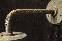 丸いシルエットの笠から優しい明りが漏れるブラケット　DC8157