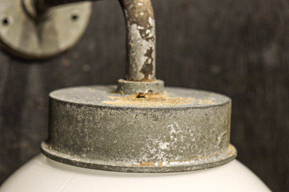 丸いシルエットの笠から優しい明りが漏れるブラケット　DC8157