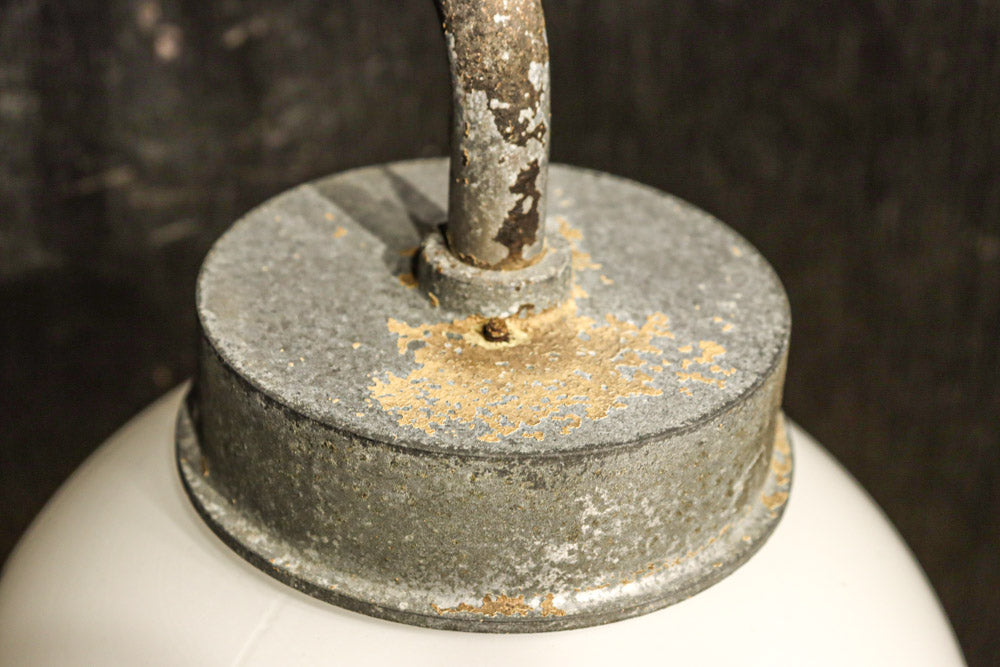 丸いシルエットの笠から優しい明りが漏れるブラケット　DC8157