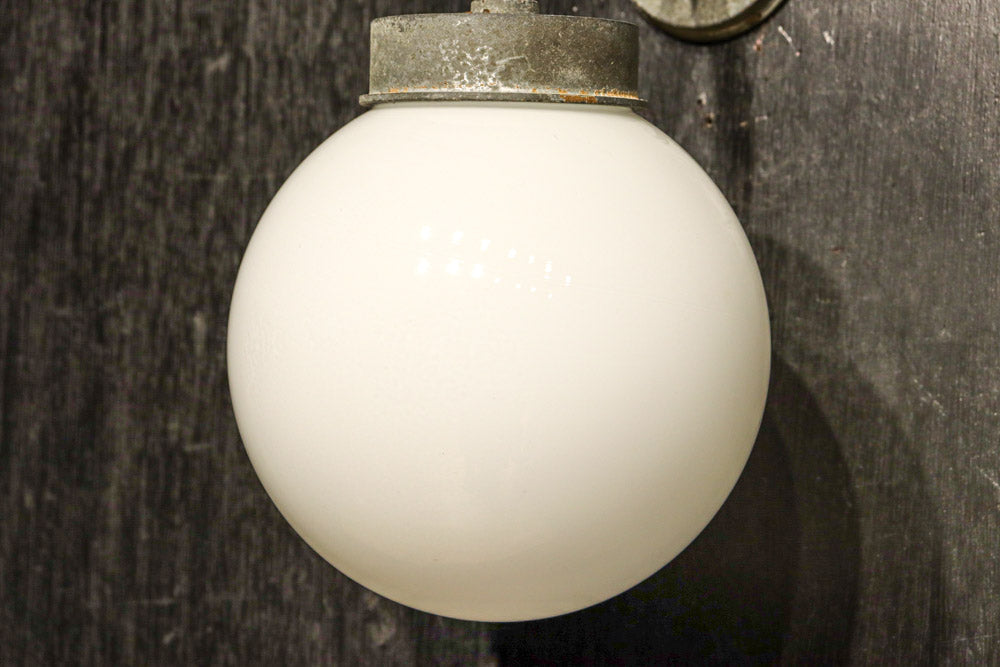 丸いシルエットの笠から優しい明りが漏れるブラケット　DC8157