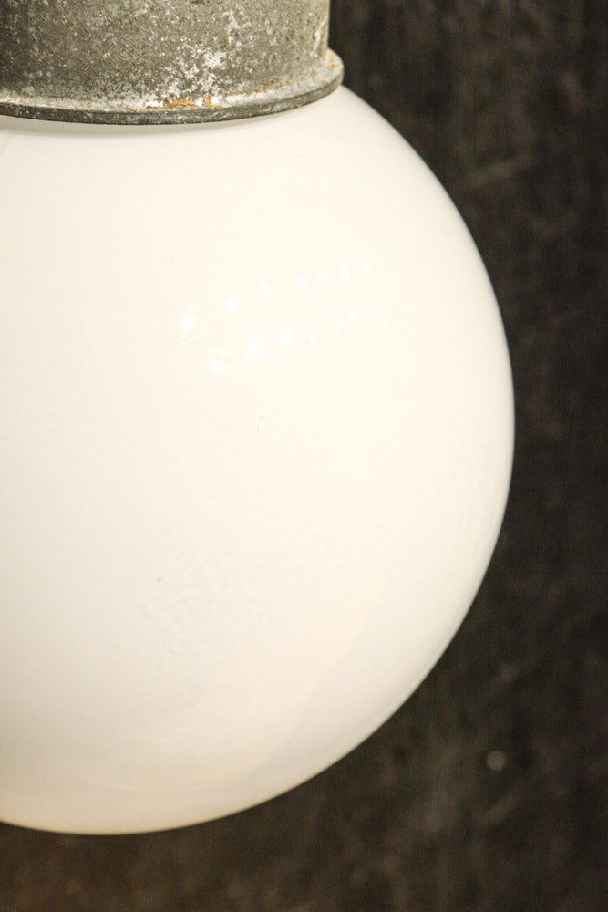 丸いシルエットの笠から優しい明りが漏れるブラケット　DC8157