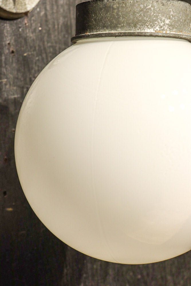 丸いシルエットの笠から優しい明りが漏れるブラケット　DC8157