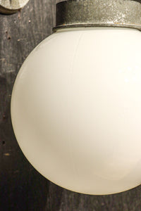 丸いシルエットの笠から優しい明りが漏れるブラケット　DC8157